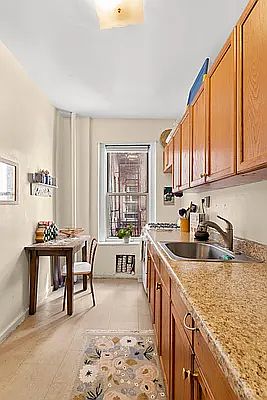 5th image of 187 Pinehurst Ave APT 1F