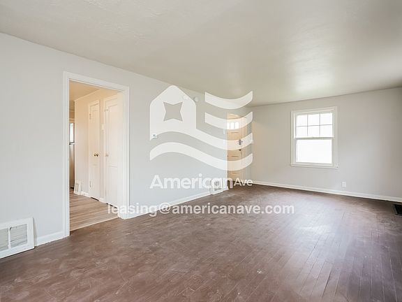 1554239_004_living_room_13648680.jpg