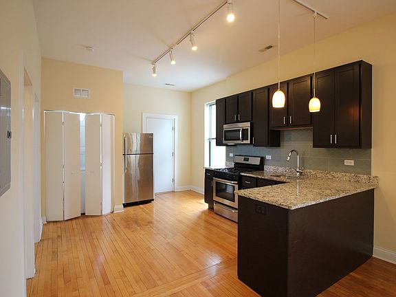 3rd image of 4053 N Leavitt St #2159
