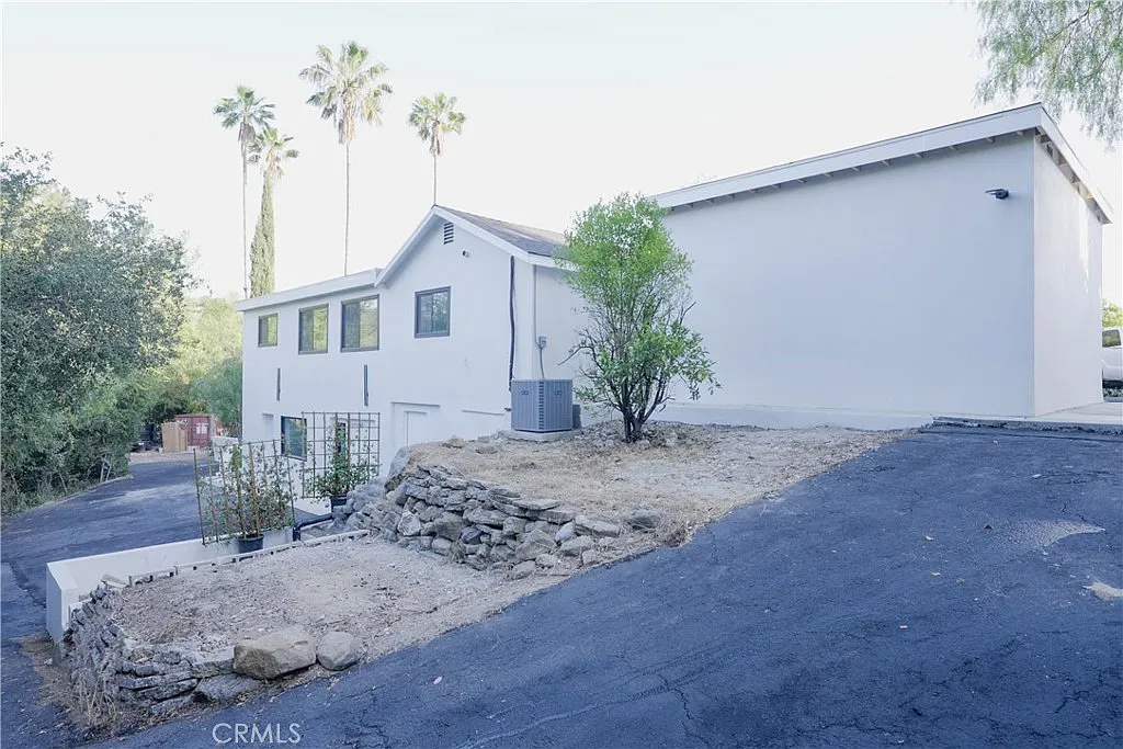 4 bed, 4256 sqft, $9,950 — Photo 4