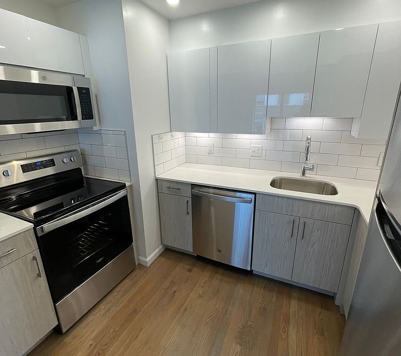 1st image of 320 Hammond Pond Pkwy #12