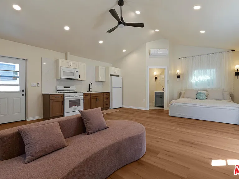 4147 Marcasel Ave — Photo 40