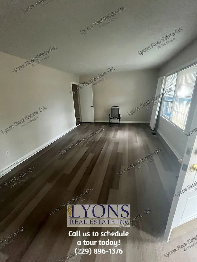 3 bed, 1.5 bath, $1,400 — Photo 2