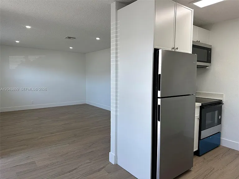 899 NE 15th St #3 — Photo 2