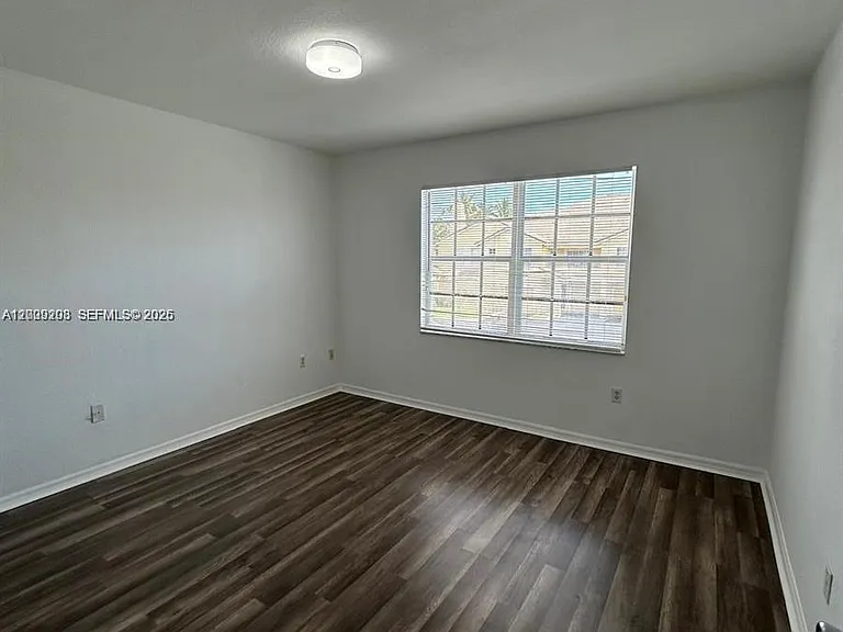 1002 Belmont Ln #1002 — Photo 9