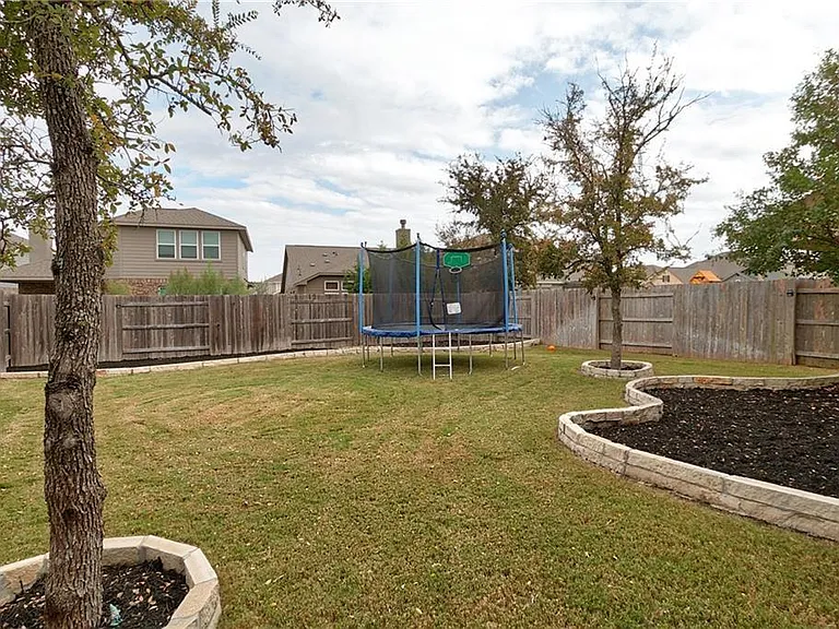 104 Auburn Cv — Photo 33