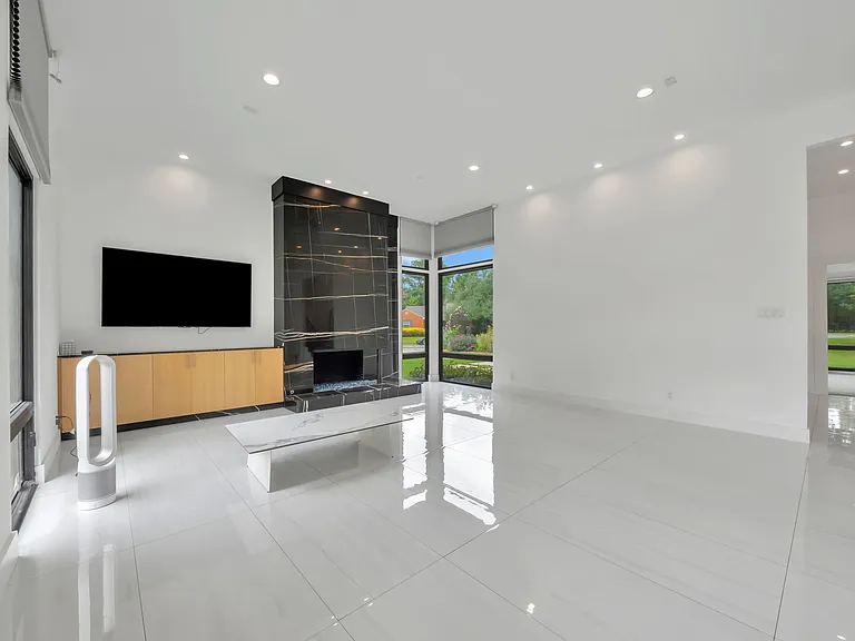 11248 Jamestown Rd — Photo 5
