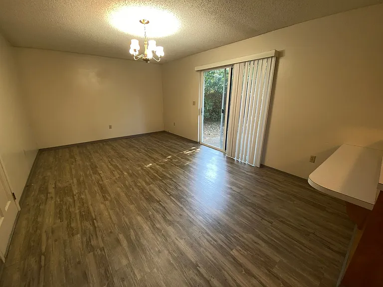 1404 N Brook Ct — Photo 7