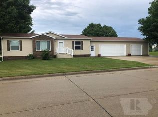 114 9th St NW, Britt, IA 50423