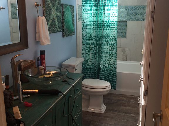 Guest Full Bathroom 