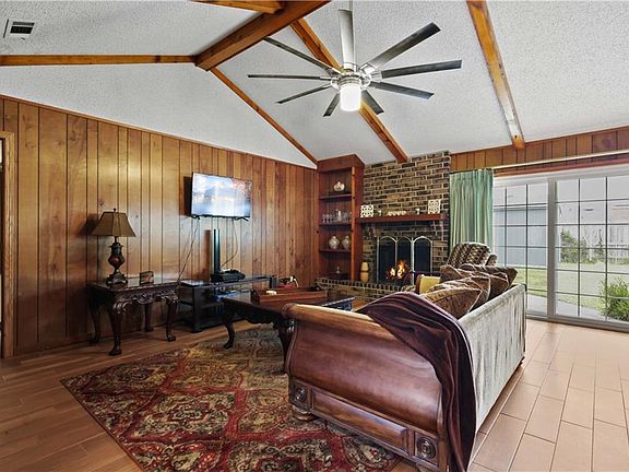 3rd image of 124 Kingston Dr