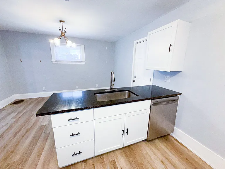 850 E Whittier St — Photo 10