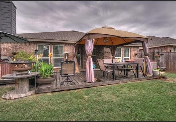Backyard Wood deck & Canopy & BBQ grill & Jacuzzi
