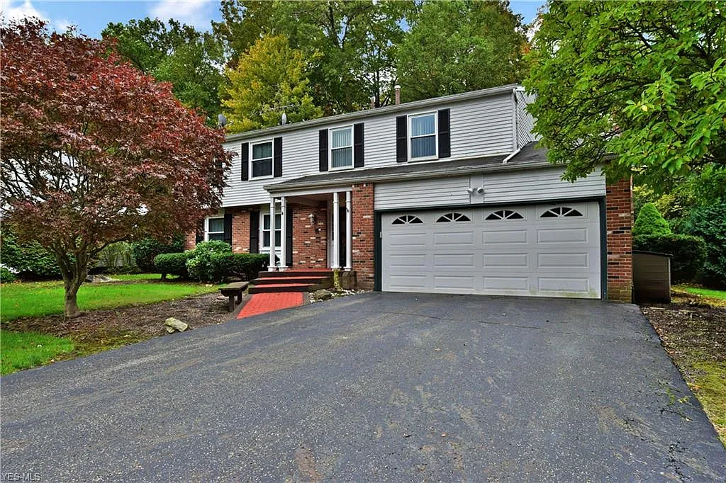 9062 Briarbrook Dr NE photo 1