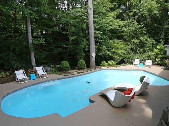 3rd image of 585 Idlewood Dr