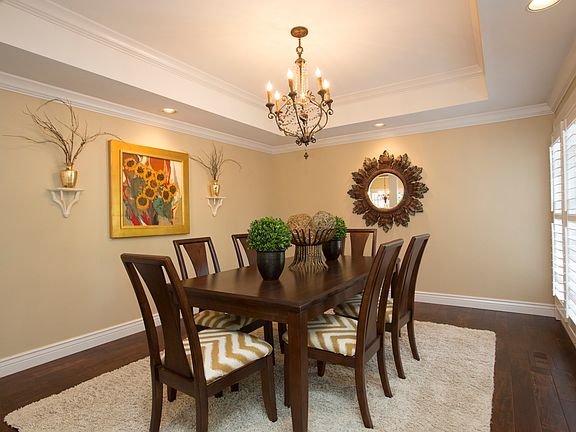 Formal dining room w/hardwood floors