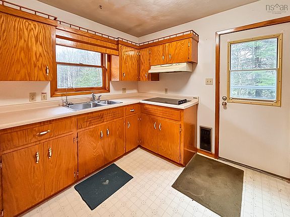 5th image of 110 Bluenose Ave