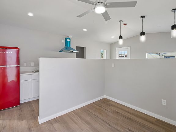 5th image of 890 E Ash St #4
