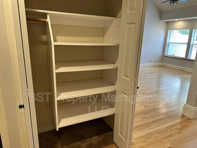 330 E College St — Photo 10