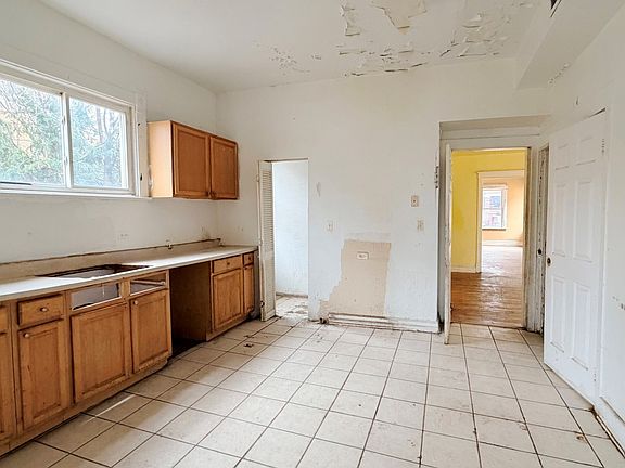 4th image of 7704 S Ada St