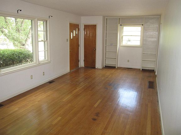 3rd image of 288 Zandale Dr