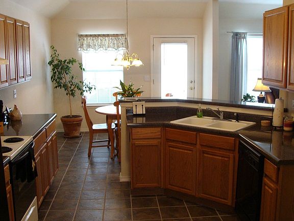 Large open Kitchen w/lots of cabinet room and pantry