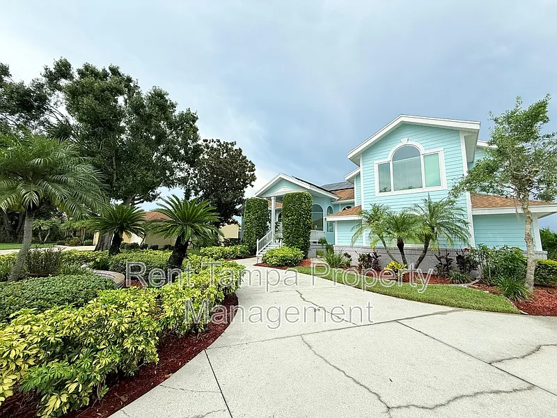 4 bed, 5.0 bath, 4208 sqft, $6,500 — Photo 3