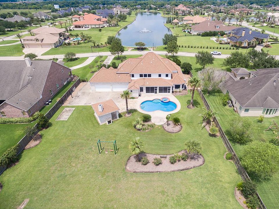 Are you looking for a spectacular home on a large lot in a man-gated neighborhood? Complete with pool, spa, outdoor kitchen, 4-car garage...look no further!