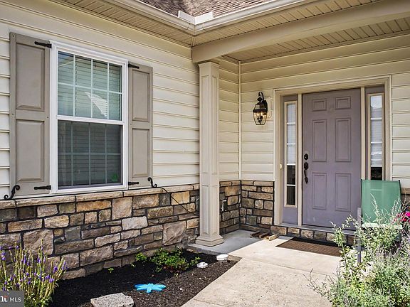 3rd image of 8 Arrowhead Dr
