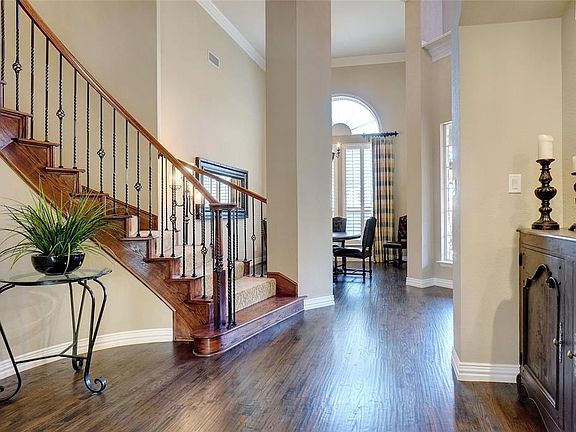 ENTRY WAY WITH GRANDIOS STAIR CASE.