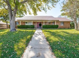 902 Pinehurst Dr, Arlington, TX 76012