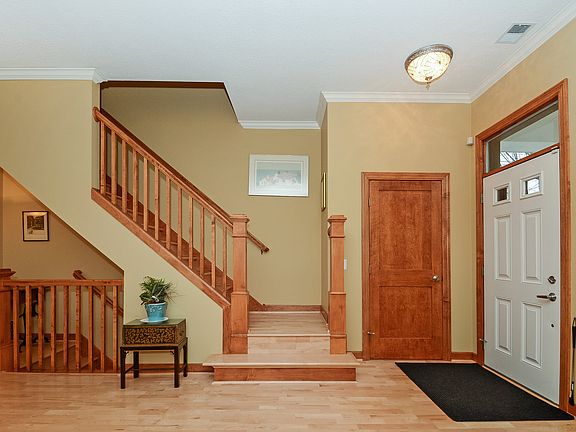 4th image of 704 Linden St