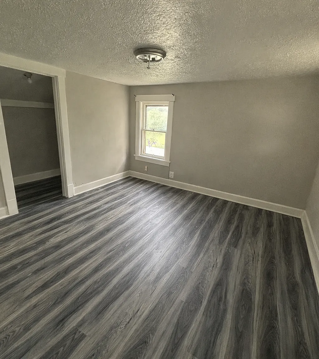 4 bed, $1,300 — Photo 4