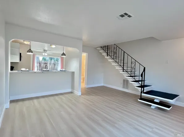 490 Edgewood Dr APT 23, Vacaville, CA 95688