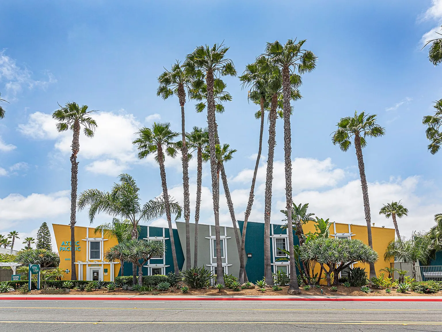 Aztec Pacific Apartments — Photo 2