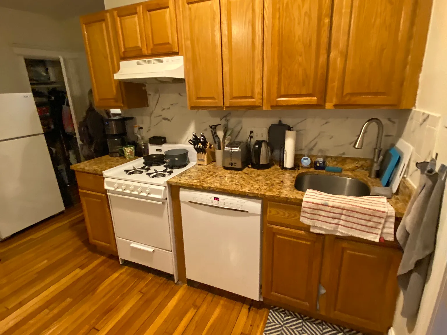 2 bed, 650 sqft, $3,600 — Photo 3