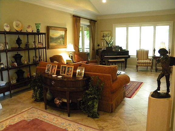 2nd image of 909 SE Willoughby Trace #5-5