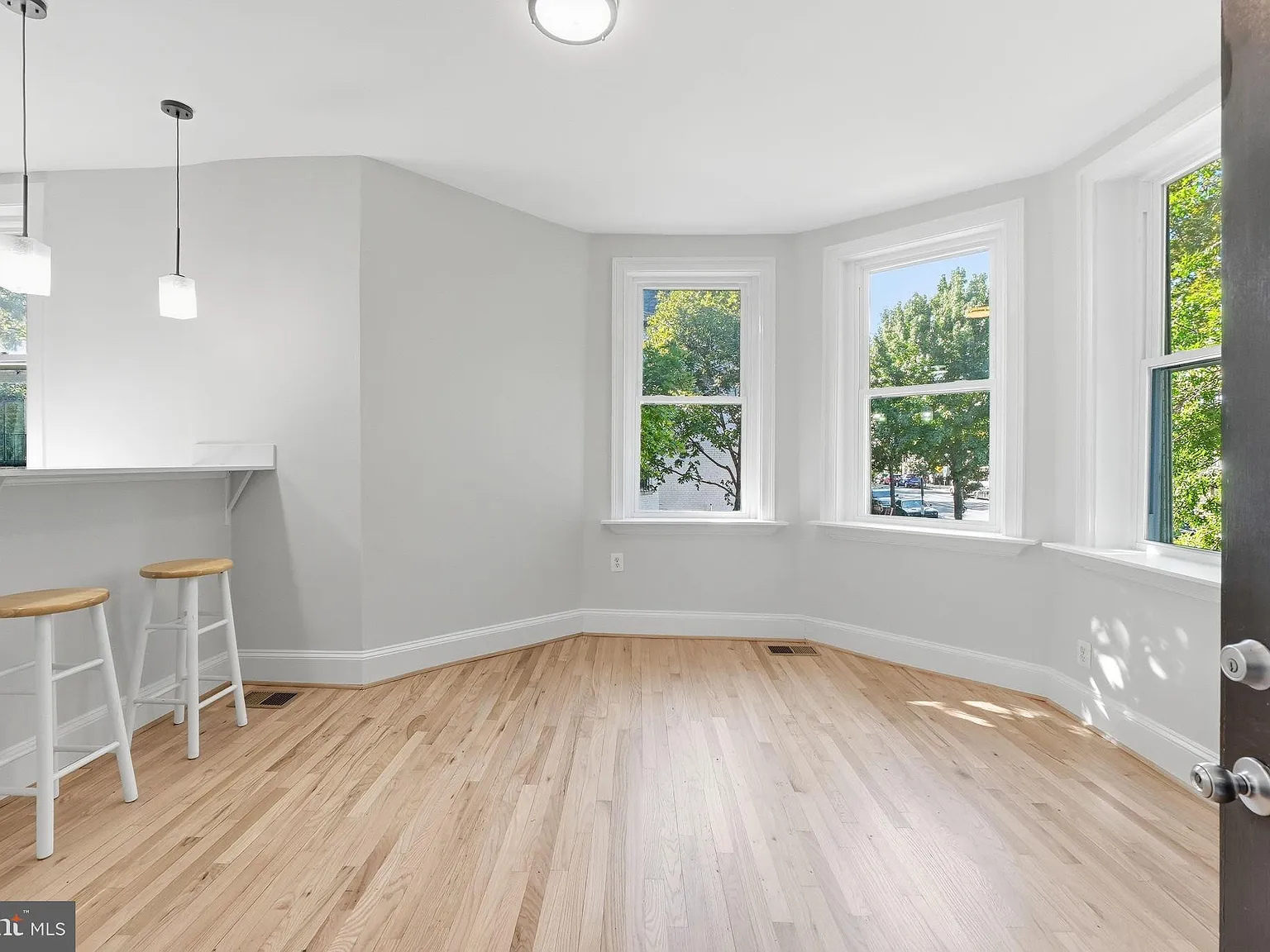 4 bed, 2.0 bath, 2473 sqft, $5,150 — Photo 3