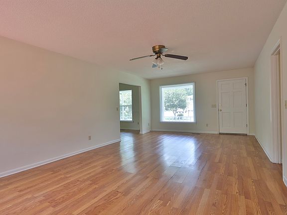 3rd image of 634 Hagley Dr.
