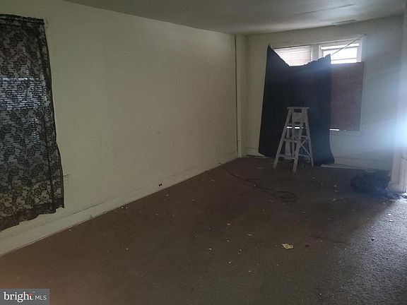 2nd image of 1025 W 5th St