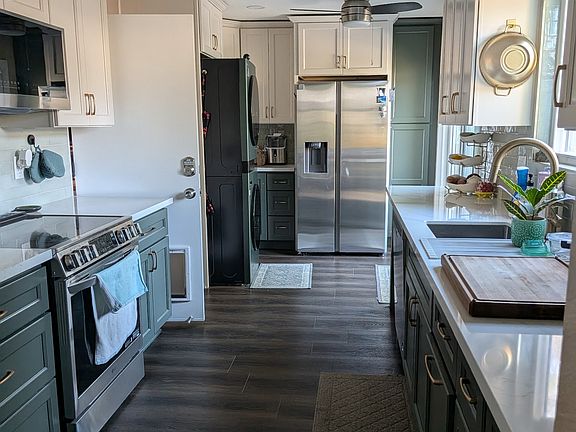 3rd image of 827 Maplegrove Way