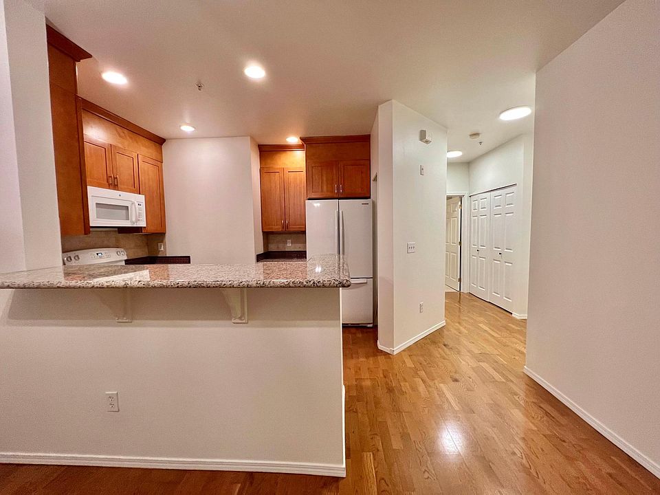Open kitchen, great to entertain guests.