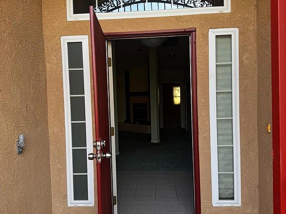 4th image of 876 Royal Dr