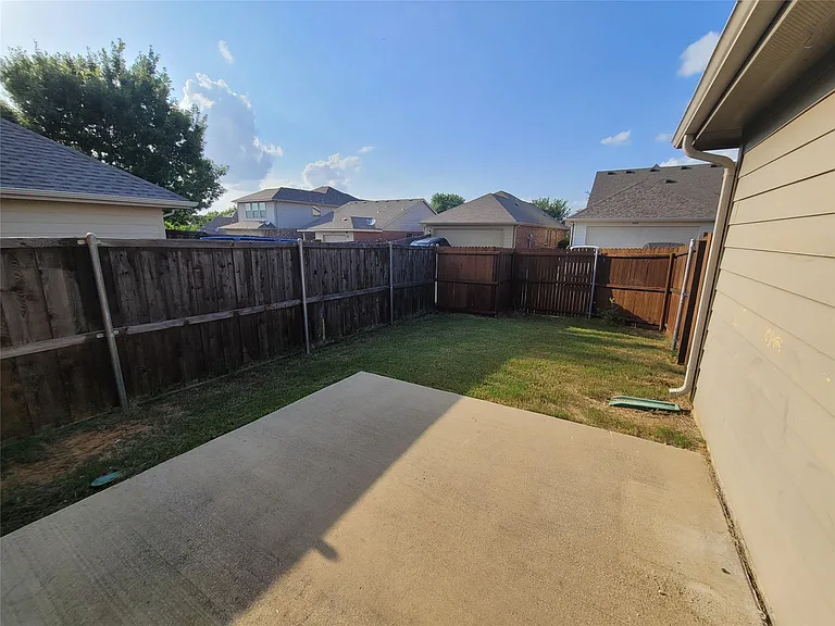 8913 Eastwood Ave — Photo 14