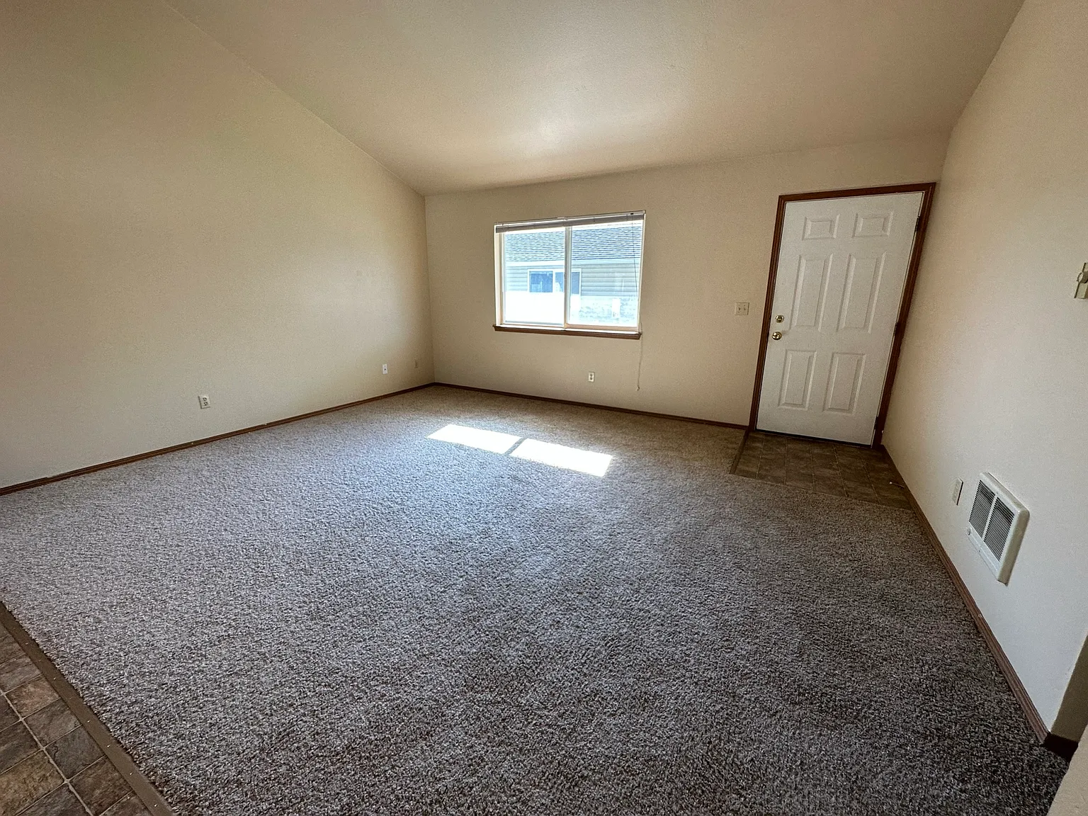 3 bed, 1040 sqft, $1,525 — Photo 2