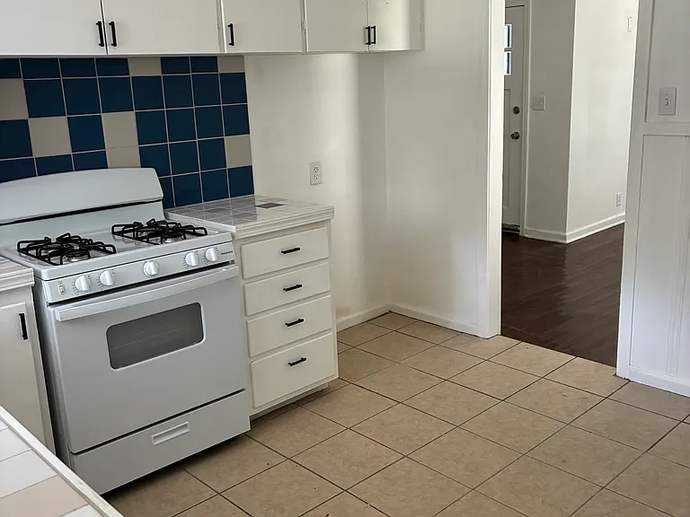 913 S Independence St — Photo 6