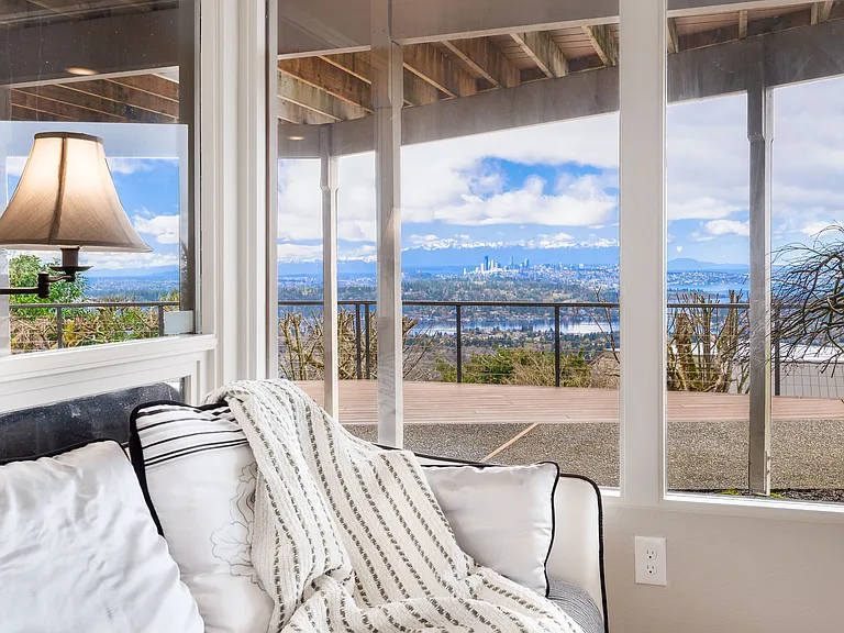 A cozy sofa next to the window , you can enjoy reading or meditating here, also enjoying the lake and city view from the window.