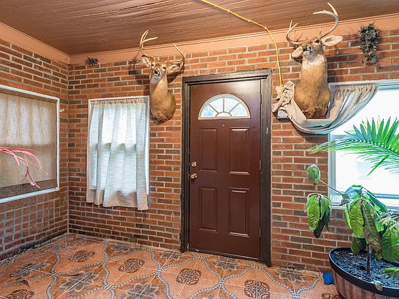 3rd image of 418 Lawn Ct