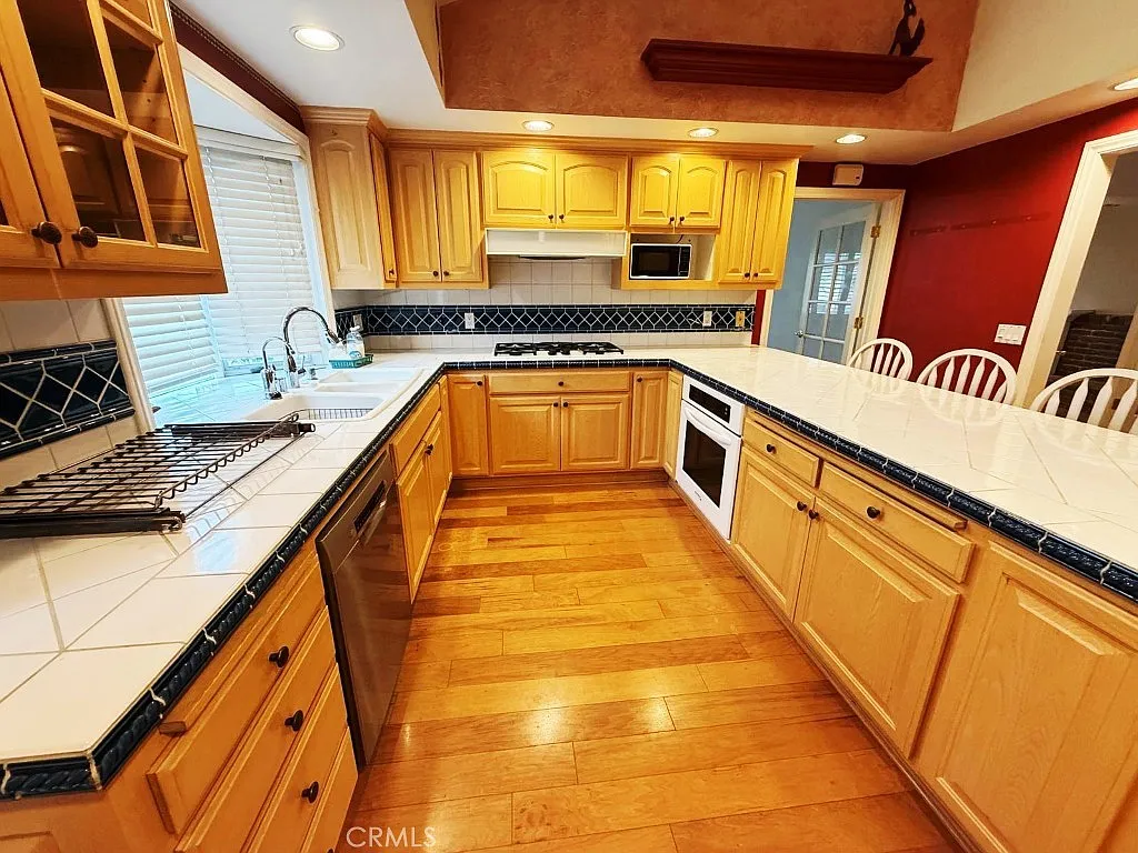 4 bed, 2.0 bath, 1680 sqft, $4,800 — Photo 4