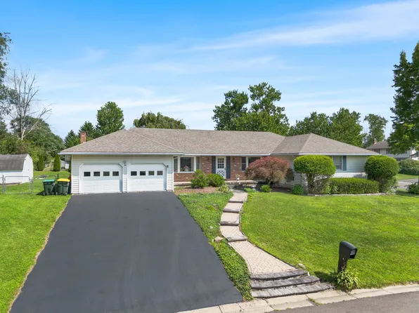 2 Somerset Dr, Endicott, NY 13760